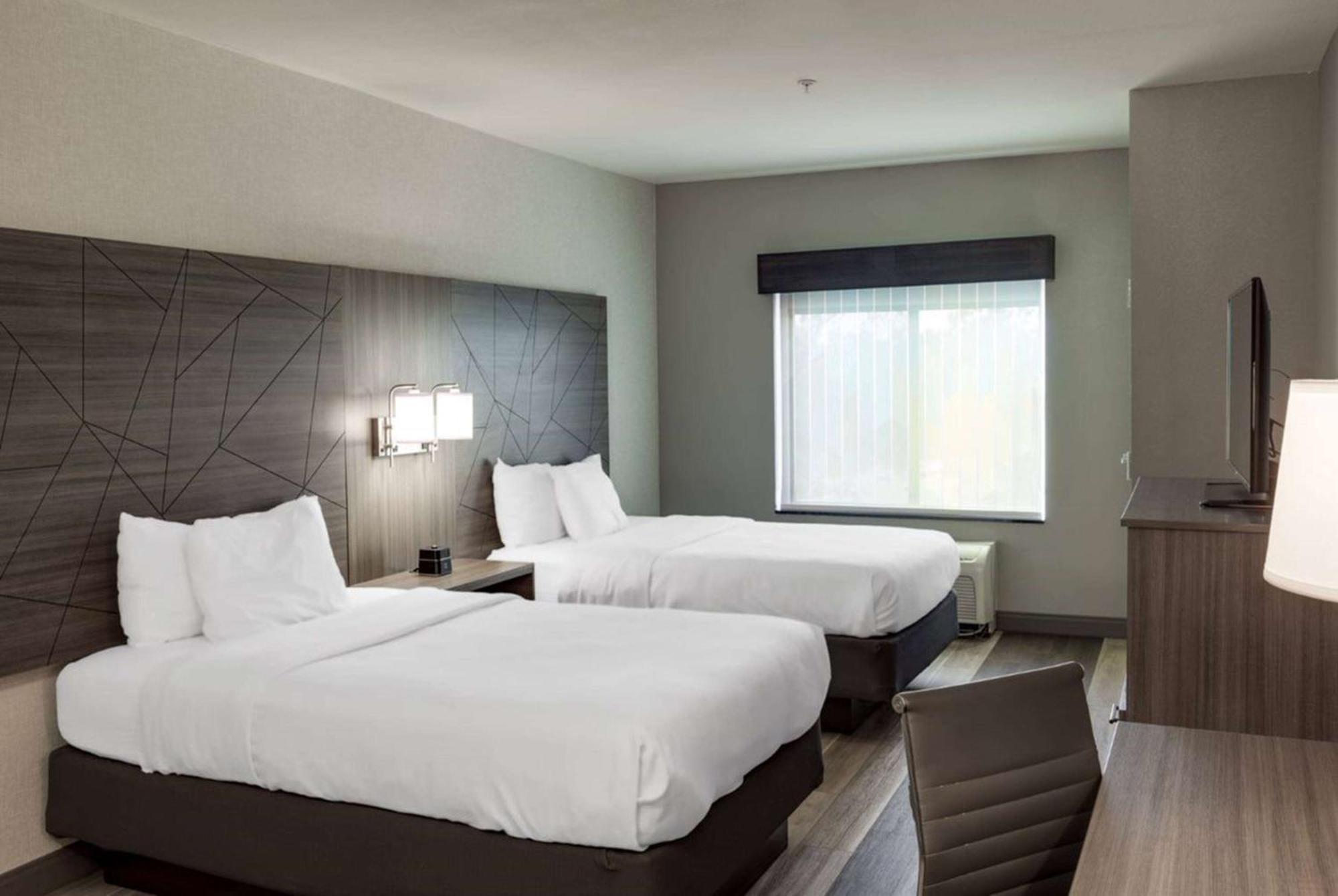 Hotel La Quinta By Wyndham Edmond Esterno foto